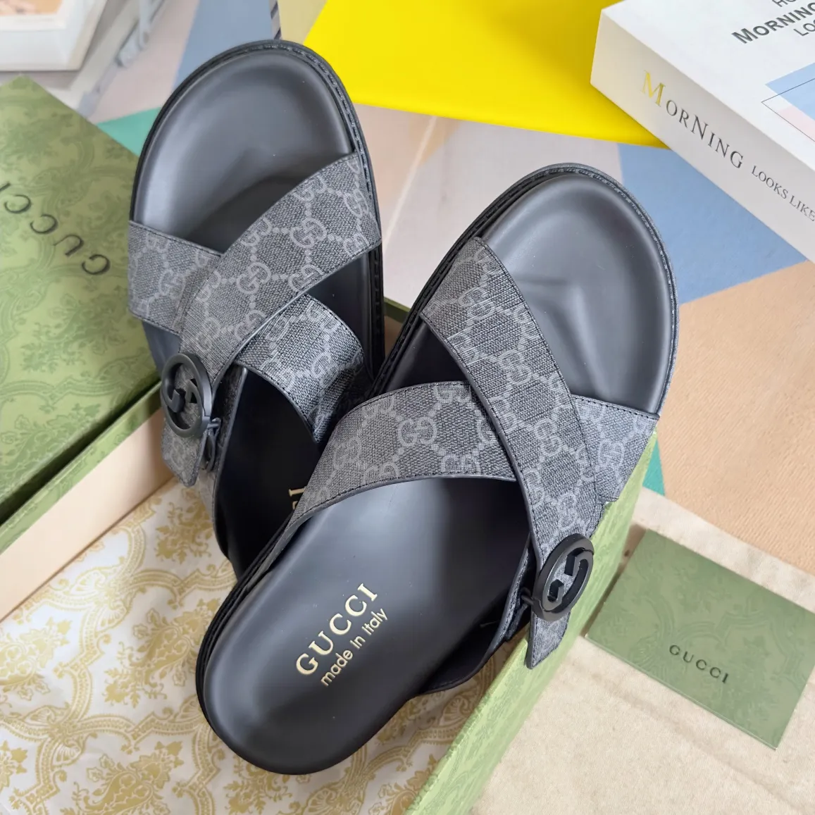 [G Home] Men's Men's Shoes💰: 300💰Size: 38-45 🆕2024Gucci Gucci Summer New Style Double G Presbyopia Flip-flops Cross Sandals Thick Sole Slippers Beach Shoes Original Purchase and Development Production G family's 2024 new summer dark horse items, fashion bloggers at home and abroad have put on the show, and it has become popular on social platforms at home and abroad. Fashionistas must pay for it, and they spend a lot of money to create ingenious craftsmanship and accurately restore every detail. Exquisite packaging at the delivery counter🛍📦 ▪️ Fabric: Original imported double G presbyopic leather ▪️ Lining: Original imported leather ▪️ Sole: Original open molded T men's shoes 💰U outsole ▪️ Bottom thickness: 3CM